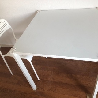 IKEA テーブルとイス2脚