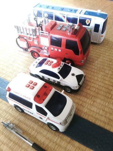音が出る くるま ミニカー サウンドシリーズ 消防車 救急車 パトカー バス 4台まとめ Sunao 日進のミニカーの中古あげます 譲ります ジモティーで不用品の処分