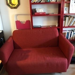 布製 赤い二人掛けソファ