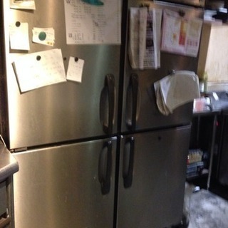 台下冷蔵庫と4連冷蔵庫