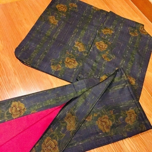 本場大島紬 紺色 竹とオレンジの椿 本場大島紬 紺色 竹とオレンジの椿 本場大島紬 | Heritage Japon