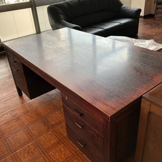 木製の大型社長室のテーブル