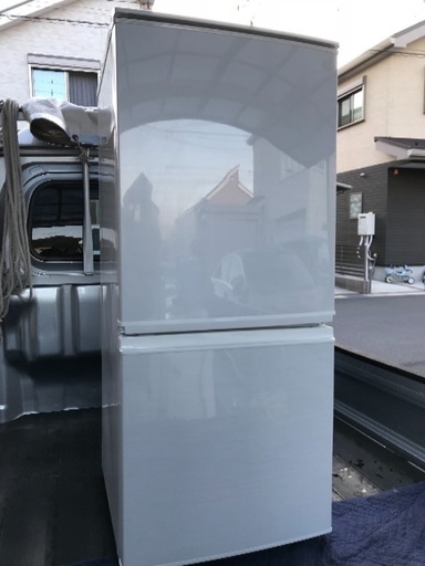 取引中2012年製シャープ人気の冷凍冷蔵庫ホワイト系美品。千葉県内配送無料。設置無料。