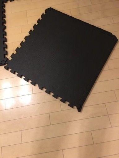 ジョイントマット無料🤓白u0026黒 (ダマク) 徳重・名古屋芸大のカーペット