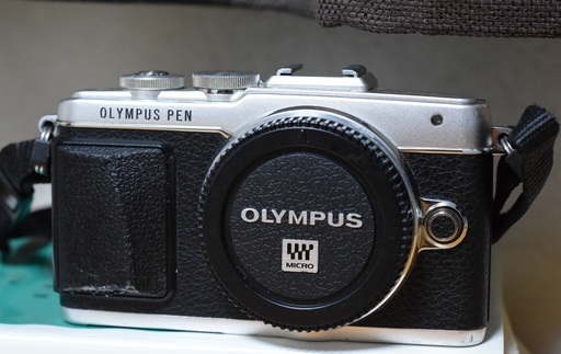 一眼レフカメラ、Olympus PEN Lite E-PL7と、電池x2、レンズ（ズーム、広角、単焦点、キット）　中古相場10万円