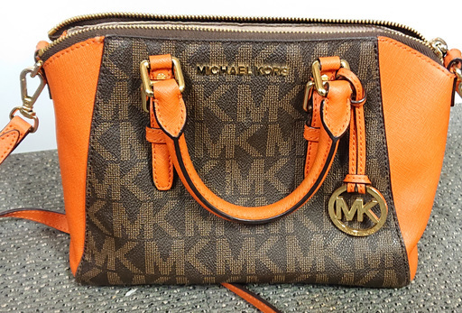 値段をさげました❗MICHAEL KORS（マイケル　コース）ciara M ハンドバッグ　オレンジです！
