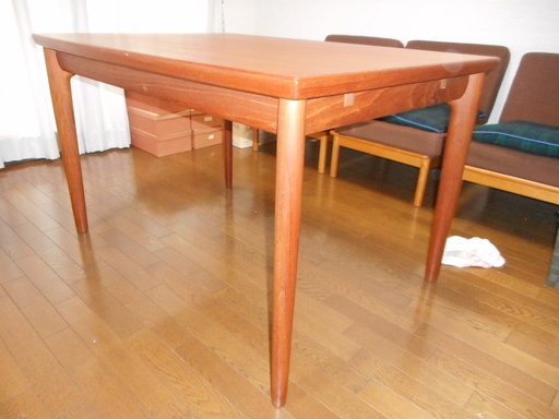 【値下げしました！】　北欧調ダイニングテーブル　スッキリデザイン　伸長式　無垢材使用