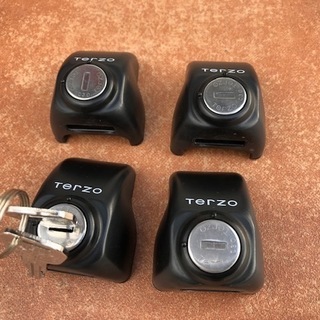 美品★TERZO レインモールタイプ　ミドルルーフ車用　スクエアバー＆フット（EF4T）キーロック付き