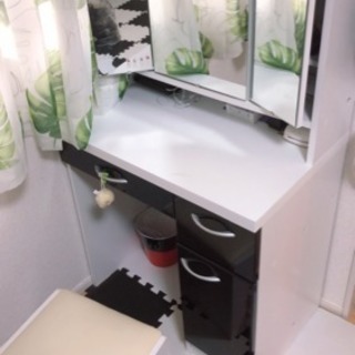 三面鏡になっているドレッサーです！ 椅子にティッシュいれがあり、つかいやすいです！ 家に置いていただけなので綺麗だとおもいます。 中の棚がとれてるところがあります  ご理解いただける方のみお願いします！ - ドレッサー