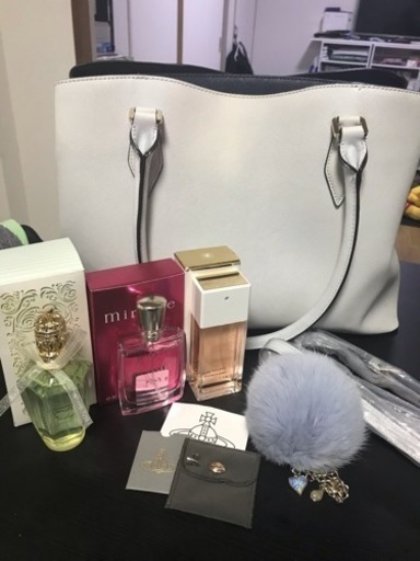 ルリア4℃バッグ、CHANEL香水と他2つ、ヴィヴィアンピアス、5点セット