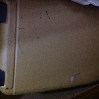 古いベージュのスーツケース