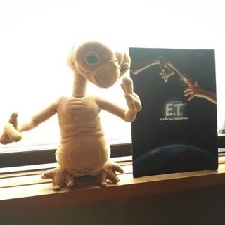 E.T.のぬいぐるみとパンフレット