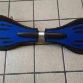 青のスケートボード