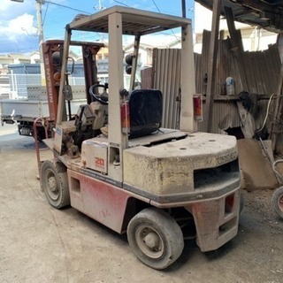 取引中　NISSAN　重機　2トン？ 取引中 NISSAN 重機 2トン？