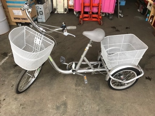 値下げ【走行少】大人用 三輪自転車 3段切替　ライト付き　前輪20インチ 後輪16インチ 高齢者 人気 三輪車