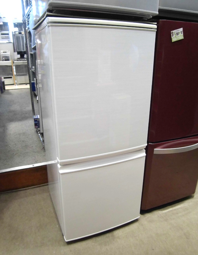 【2012年製】SHARP ２ドア冷蔵庫  137L Amazon.co.jp: シャープ 137L 2ドア冷蔵庫（ゴールド系）SHARP
