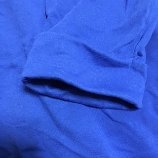 鮮やかブルーの七分袖シャツ