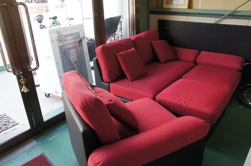 RC445 オットマン 付き三人掛け 布張り ソファー レッド系