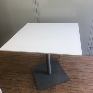 店舗の中古テーブル 80cm正方形の白色 4脚あり
