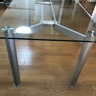 ガラスのダイニングテーブル