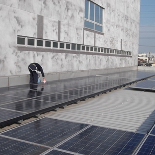 太陽光発電所のパネル洗浄作業 - 堺市