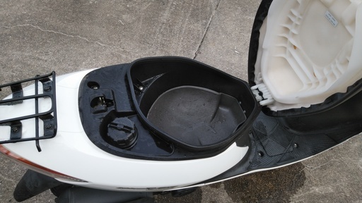 スズキアドレスV50 CA44A 白 洗練された白いスポーツスクーター