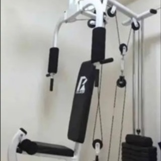 スポーツジム トレーニングマシーン