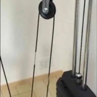 スポーツジム トレーニングマシーン