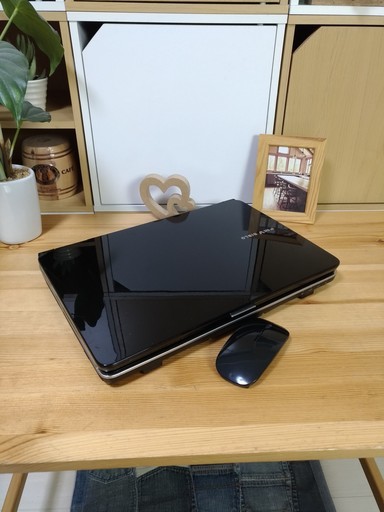 ブルーレイ対応★　Corei5の高速PC！　高級感のある光沢ブラックレッドFUJITSU♪　大容量500GB！　最新Windows10☆　高速パソコン★　高性能メモリ4G　テンキー　富士通　大画面　64Bit　大容量500G　光沢黒赤　高級感　15.6インチ　マウス付き 　ノートパソコン　無線LAN　Wi-Fi対応 　DVDドライブ　ブルーレイ