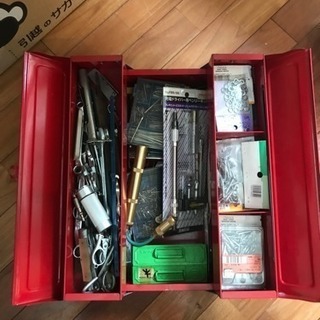 古いツールボックスとくぎなど工具