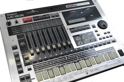 ROLAND (ローランド) サンプリンググルーブボックス MC-808（通電確認のみ）
