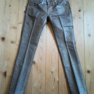 新品のNotify のゴールド系ジーンズ　サイズ24