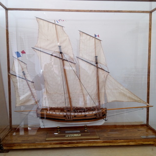 木造帆船模型マモリ社「ル・クルー」完成品(アクリル板ケース付き)