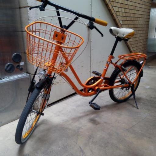 オレンジ色の自転車