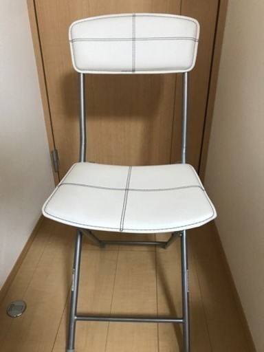 ニトリ シンプルな白い椅子折りたたみ可 かたつむり 世田谷の椅子の中古あげます 譲ります ジモティーで不用品の処分