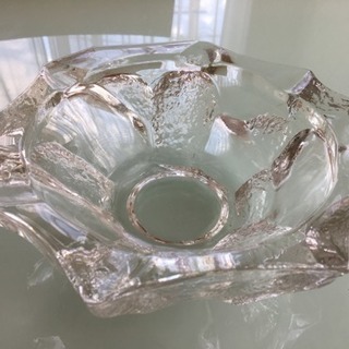ガラスの大きな灰皿