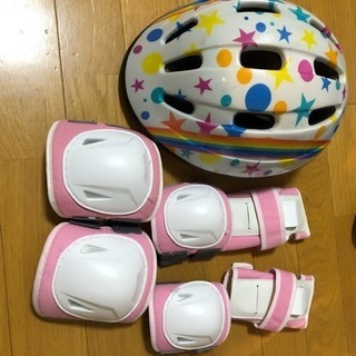 子供用ヘルメットとプロテクター