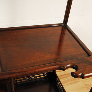 8905 唐木 花梨 飾り棚 違い棚 茶棚 茶箪笥 透かし彫り 高さ90cm 幅