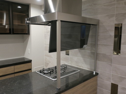 タカラスタンダード　ペニンシュラ型キッチン　W2435　高級人造大理石　コンロ　食洗機　2017年式　展示品/未使用品　ｒ19700