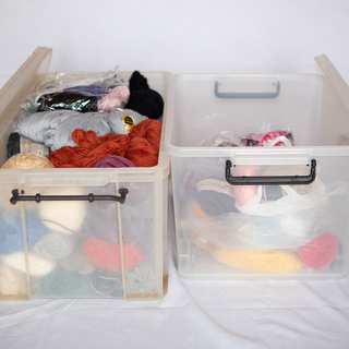 【お買い得・掘り出し物】大量の毛糸＋プラスティックボックス（２つ）