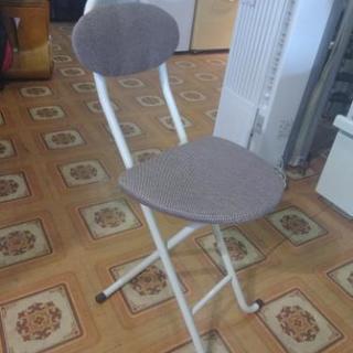 パイプ椅子　2個