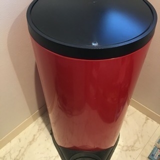 赤い大きなゴミ箱