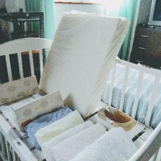 Combi mini　ベビーベッドとマットセット　7点セット Combi mini ベビーベッドとマットセット 7点セット