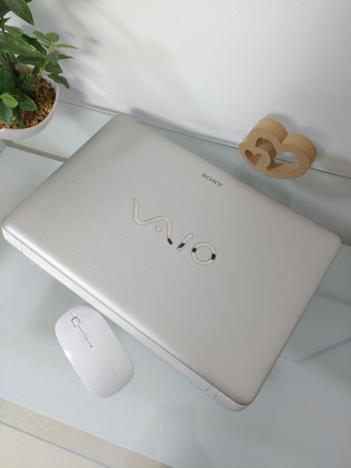 綺麗で可愛いホワイトシルバーVAIO♪　薄型タイプ☆　高速★　高性能core2　メモリ4G　SONY　VAIO　15.5inch大画面　最新Windows10　64Bit　大容量320G　ウェブカメラ付き　白銀色　高級感　マウス付き 　ノートパソコン　無線LAN　Wi-Fi対応 　DVDドライブ