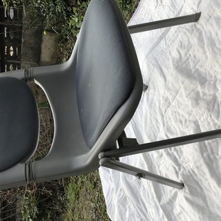 スチール製の椅子です