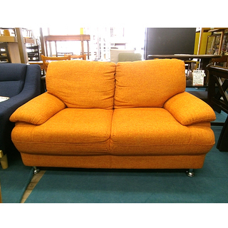 札幌【オレンジ色の2人掛け布製ソファ】幅141cm ファブリック カウチ
