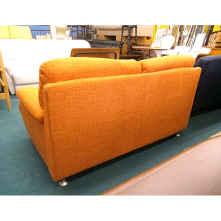 札幌【オレンジ色の2人掛け布製ソファ】幅141cm ファブリック カウチ