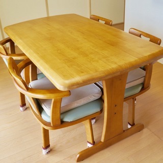 ダイニングテーブルセット（椅子4脚付)