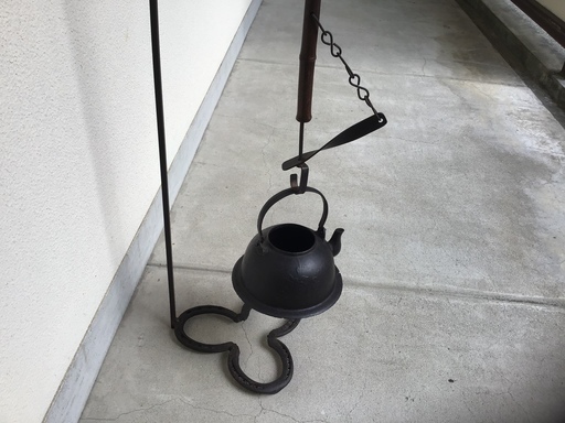アンティークな自在鉤と鉄瓶