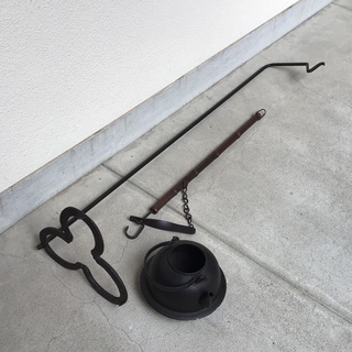 アンティークな自在鉤と鉄瓶